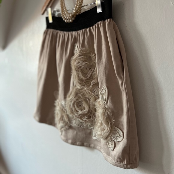 Butters mini skirt sz M elastic waist boho tulle flowers cotton/spandex tan o - Picture 10 of 12